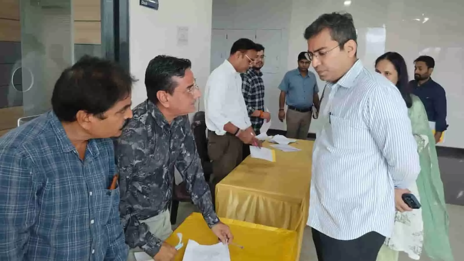 जयपुर में नगरीय निकाय चुनाव प्रशिक्षण के दौरान व्यवस्थाओं का जायजा लेते हुए जिला निर्वाचन अधिकारी और अन्य कार्मिक। जयपुर में नगरीय निकाय चुनाव प्रशिक्षण के दौरान व्यवस्थाओं का जायजा लेते हुए जिला निर्वाचन अधिकारी और अन्य कार्मिक।