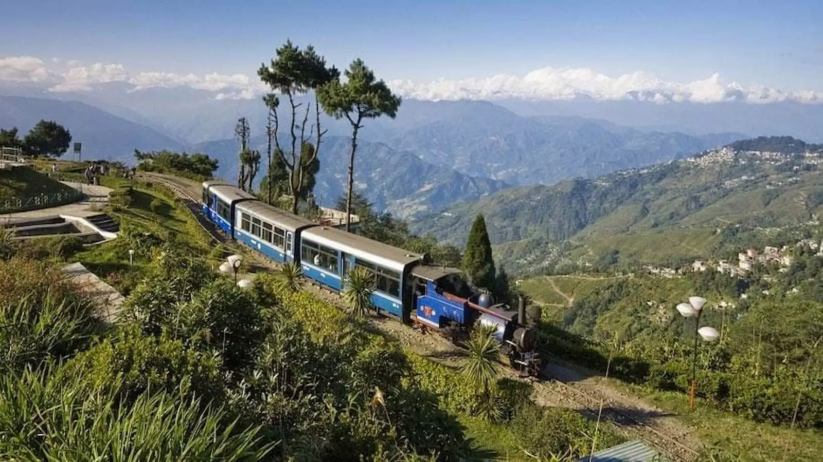 दार्जिलिंग हिमालयन रेलवे की खिलौना गाड़ी पटरियों पर चलती हुई नजर आ रही है। दार्जिलिंग हिमालयन रेलवे की खिलौना गाड़ी पटरियों पर चलती हुई नजर आ रही है।