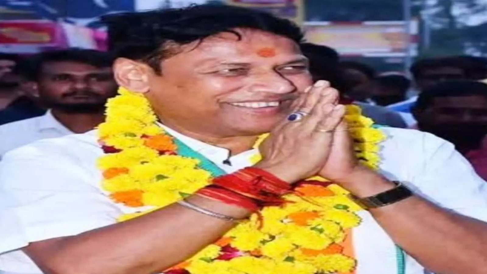 पीले फूलों की माला पहने हाथ जोड़कर अभिवादन करते हुए विधायक प्रमोद जैन भाया। पीले फूलों की माला पहने हाथ जोड़कर अभिवादन करते हुए विधायक प्रमोद जैन भाया।