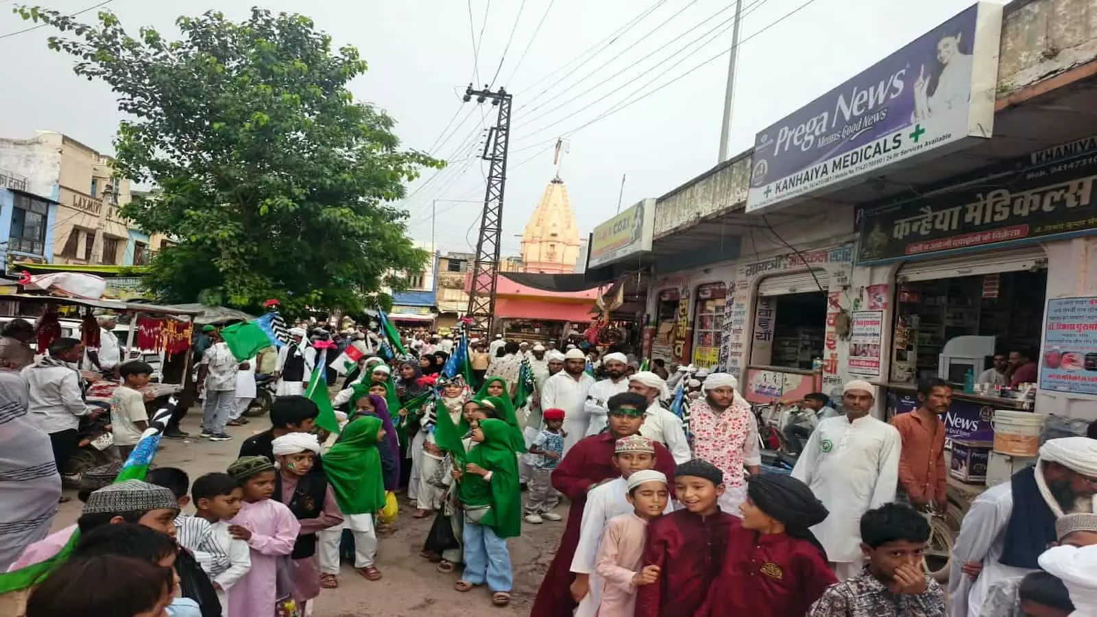 बेगूं के बाजार मार्ग से झंडे थामे ईद मिलादुन्नबी का जुलूस निकालते मुस्लिम समाज के लोग बेगूं के बाजार मार्ग से झंडे थामे ईद मिलादुन्नबी का जुलूस निकालते मुस्लिम समाज के लोग