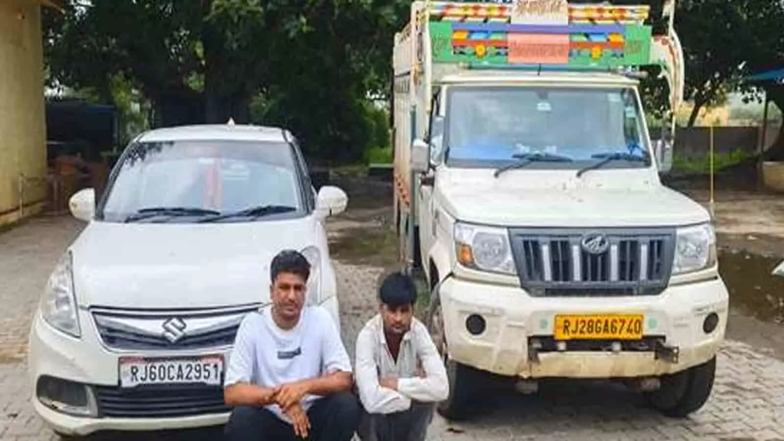 तस्वीर में दो आरोपी सफेद कार और पिकअप वाहन के सामने बैठे नजर आ रहे हैं। तस्वीर में दो आरोपी सफेद कार और पिकअप वाहन के सामने बैठे नजर आ रहे हैं।