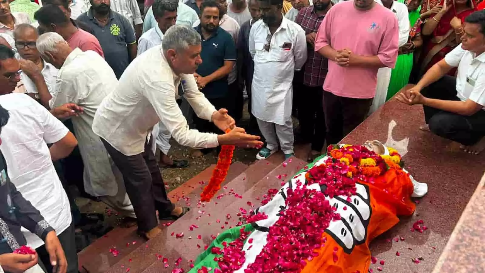 तस्वीर में लोग गंगापुर कार्यालय में नारायण उपाध्याय के पार्थिव शरीर को श्रद्धांजलि अर्पित कर रहे हैं. तस्वीर में लोग गंगापुर कार्यालय में नारायण उपाध्याय के पार्थिव शरीर को श्रद्धांजलि अर्पित कर रहे हैं.