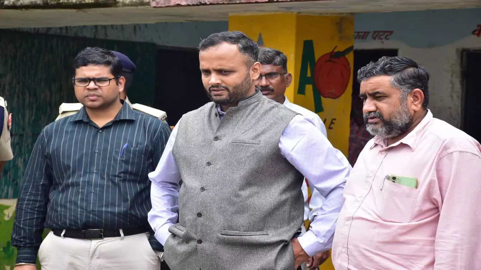 मतदान केंद्र का निरीक्षण करते जिला निर्वाचन अधिकारी रोहिताश्व सिंह तोमर और अन्य प्रशासनिक अधिकारी। मतदान केंद्र का निरीक्षण करते जिला निर्वाचन अधिकारी रोहिताश्व सिंह तोमर और अन्य प्रशासनिक अधिकारी।