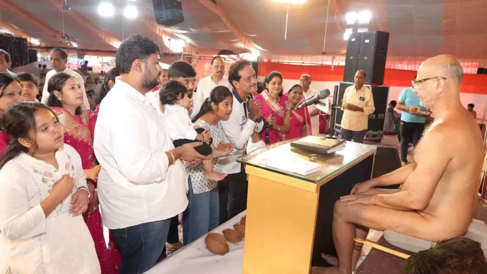 भीलवाड़ा के चित्रकूटधाम में आयोजित ज्ञान गंगा महोत्सव में उपस्थित श्रद्धालु और आचार्य पुलकसागर महाराज। भीलवाड़ा के चित्रकूटधाम में आयोजित ज्ञान गंगा महोत्सव में उपस्थित श्रद्धालु और आचार्य पुलकसागर महाराज।