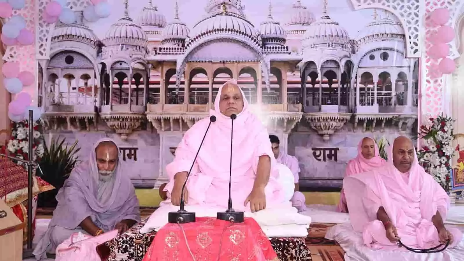 तस्वीर में आचार्य श्रीरामदयालजी महाराज भीलवाड़ा के रामद्वारा धाम में सत्संग के दौरान मंच पर बैठे नजर आ रहे हैं। तस्वीर में आचार्य श्रीरामदयालजी महाराज भीलवाड़ा के रामद्वारा धाम में सत्संग के दौरान मंच पर बैठे नजर आ रहे हैं।