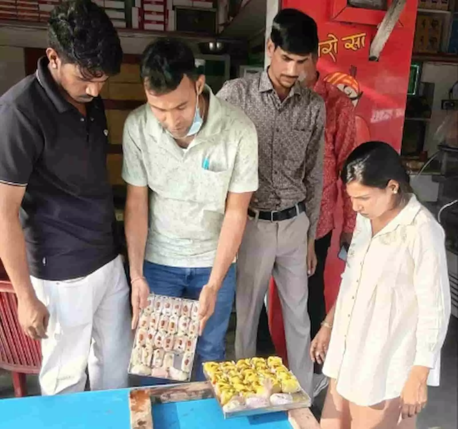 भीलवाड़ा में मिठाई दुकान पर खाद्य सुरक्षा टीम निरीक्षण करती हुई नजर आ रही है। भीलवाड़ा में मिठाई दुकान पर खाद्य सुरक्षा टीम निरीक्षण करती हुई नजर आ रही है।