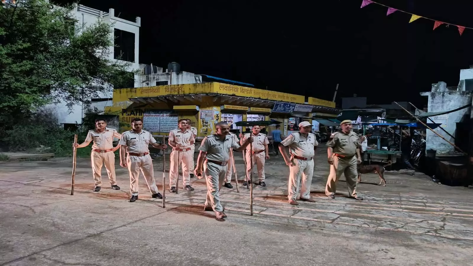 भुसावर के मुख्य बाजार में सुरक्षा व्यवस्था का जायजा लेते पुलिस अधिकारी और जवान भुसावर के मुख्य बाजार में सुरक्षा व्यवस्था का जायजा लेते पुलिस अधिकारी और जवान