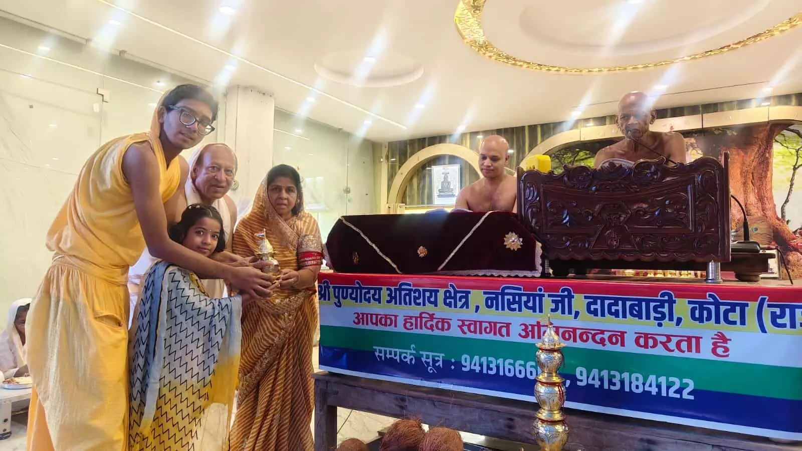 कोटा में मुनि योगसागर जी महाराज के समक्ष धार्मिक कलश स्थापना का अनुष्ठान करते जैन श्रद्धालु कोटा में मुनि योगसागर जी महाराज के समक्ष धार्मिक कलश स्थापना का अनुष्ठान करते जैन श्रद्धालु