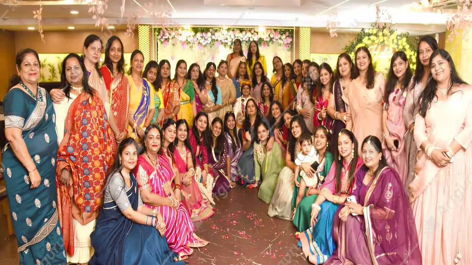 कोटा में आयोजित कार्यक्रम के दौरान पारंपरिक परिधानों में समूह में बैठी अग्र आरोही अग्रवाल महिला मंच की महिलाएं। कोटा में आयोजित कार्यक्रम के दौरान पारंपरिक परिधानों में समूह में बैठी अग्र आरोही अग्रवाल महिला मंच की महिलाएं।