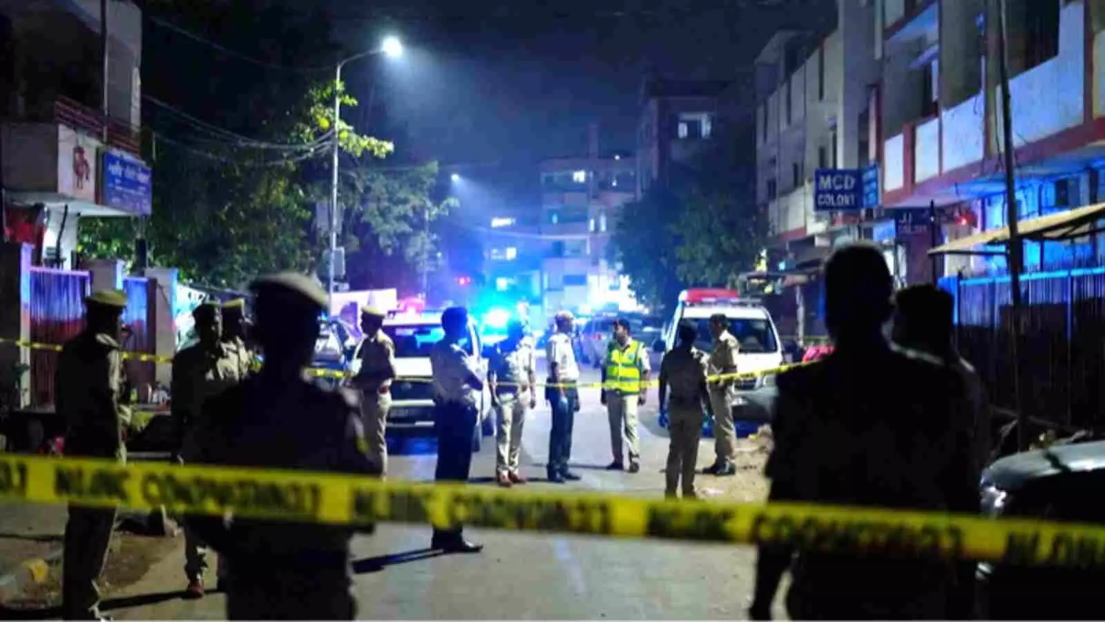 पुलिसकर्मी तिलक नगर में 21 वर्षीय युवती की हत्या के मामले की जांच करते हुए। पुलिसकर्मी तिलक नगर में 21 वर्षीय युवती की हत्या के मामले की जांच करते हुए।