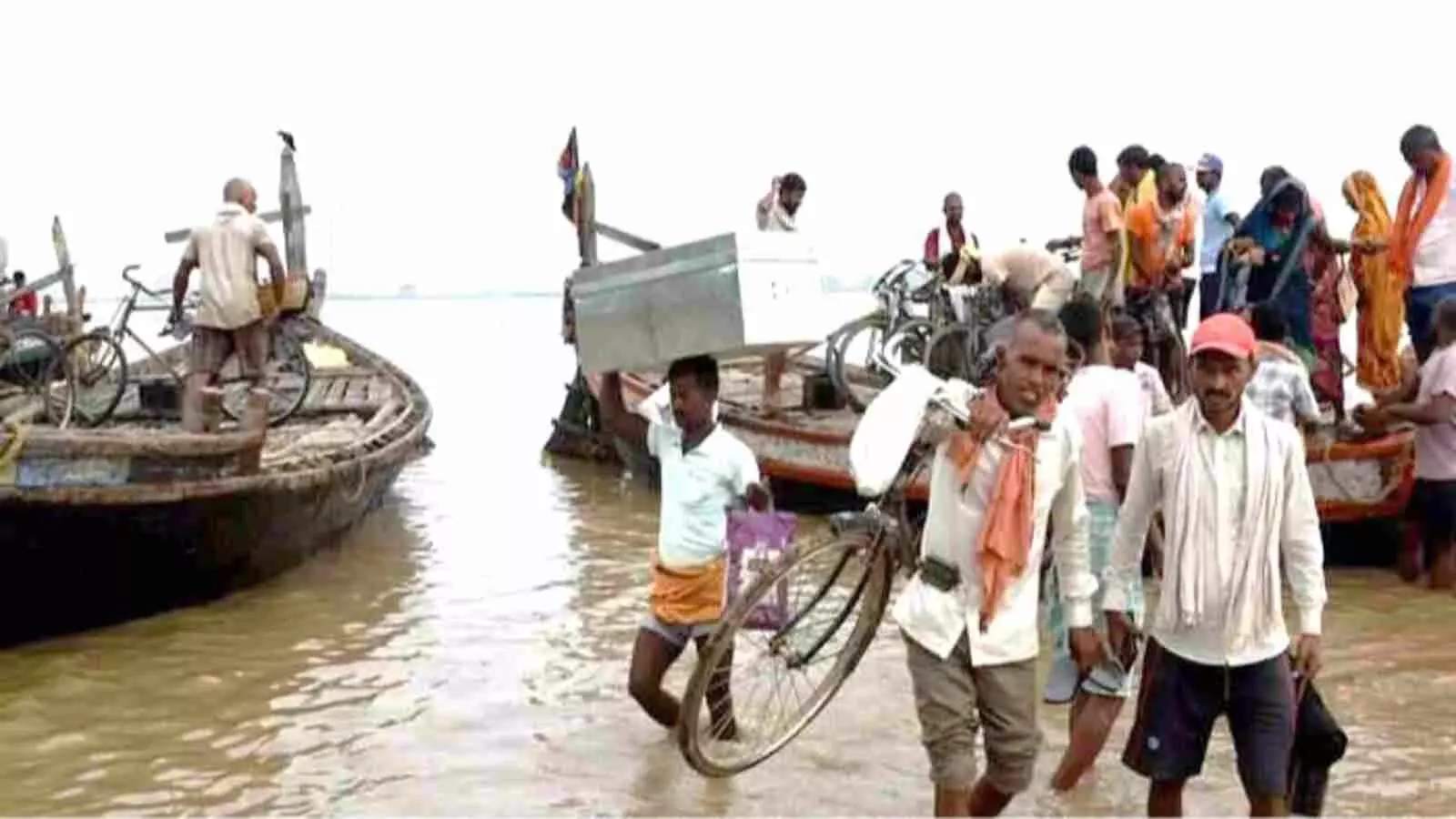 स्थानीय लोग गंडक नदी के बढ़ते जलस्तर के बीच बिहार में सुरक्षित स्थानों पर जाते हुए। स्थानीय लोग गंडक नदी के बढ़ते जलस्तर के बीच बिहार में सुरक्षित स्थानों पर जाते हुए।