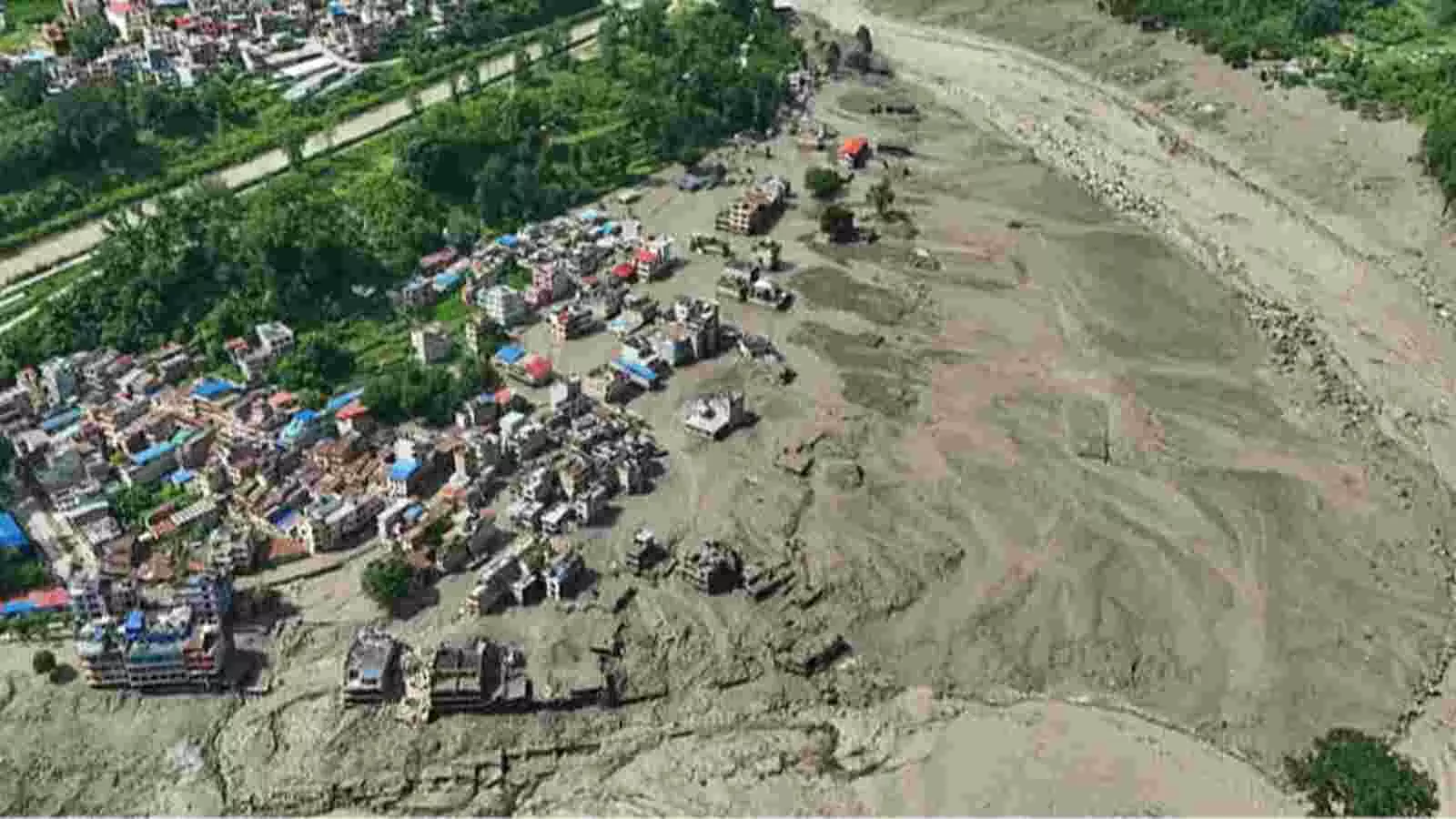 बाढ़ से तबाह हुए घरों और मलबे का दृश्य नेपाल के रसुवा में आपदा के संदर्भ में। बाढ़ से तबाह हुए घरों और मलबे का दृश्य नेपाल के रसुवा में आपदा के संदर्भ में।