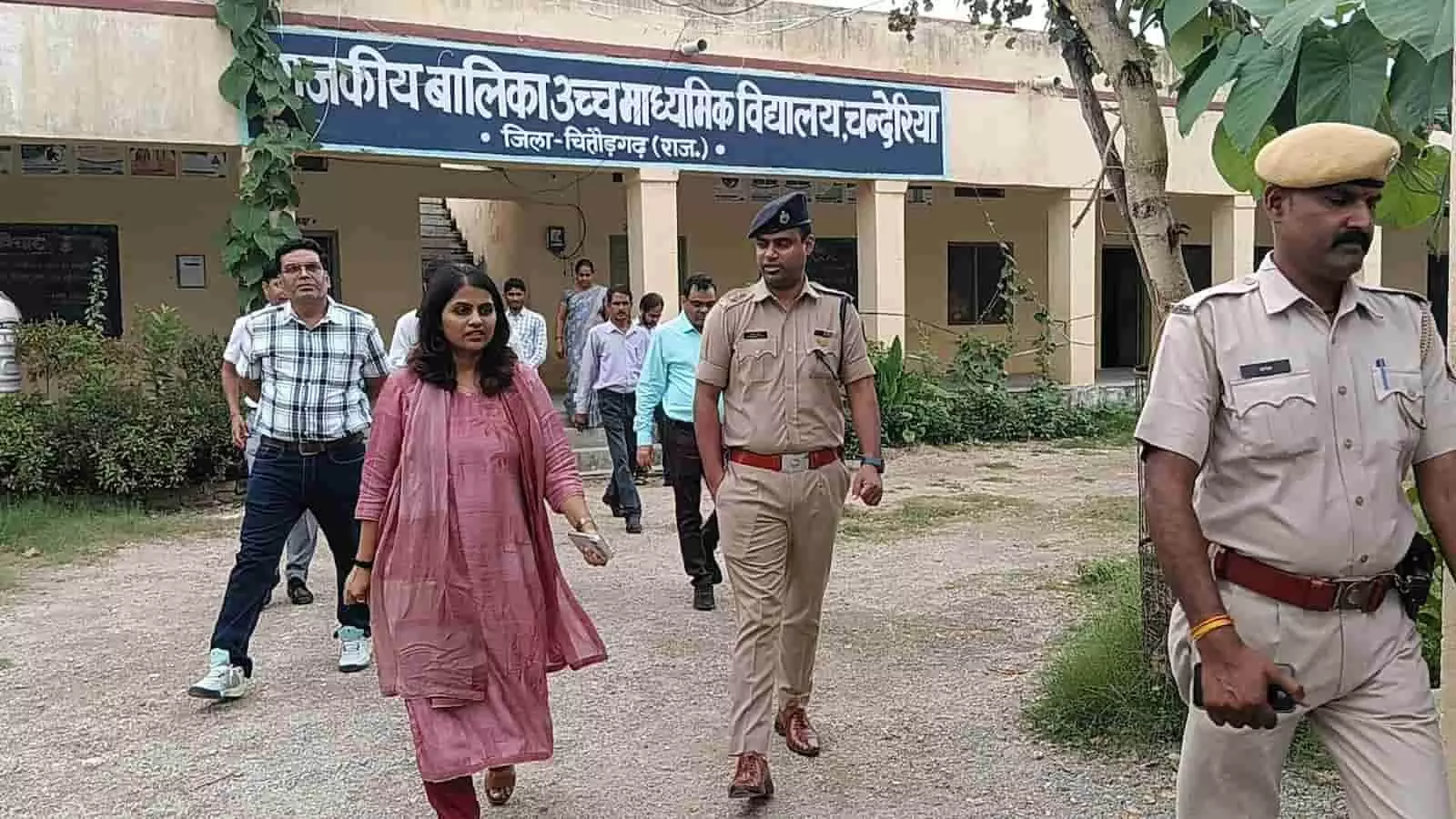 तस्वीर में डॉ. मंजू और पुलिस अधिकारी चंदेरिया विद्यालय में चुनाव निरीक्षण करते दिखे तस्वीर में डॉ. मंजू और पुलिस अधिकारी चंदेरिया विद्यालय में चुनाव निरीक्षण करते दिखे