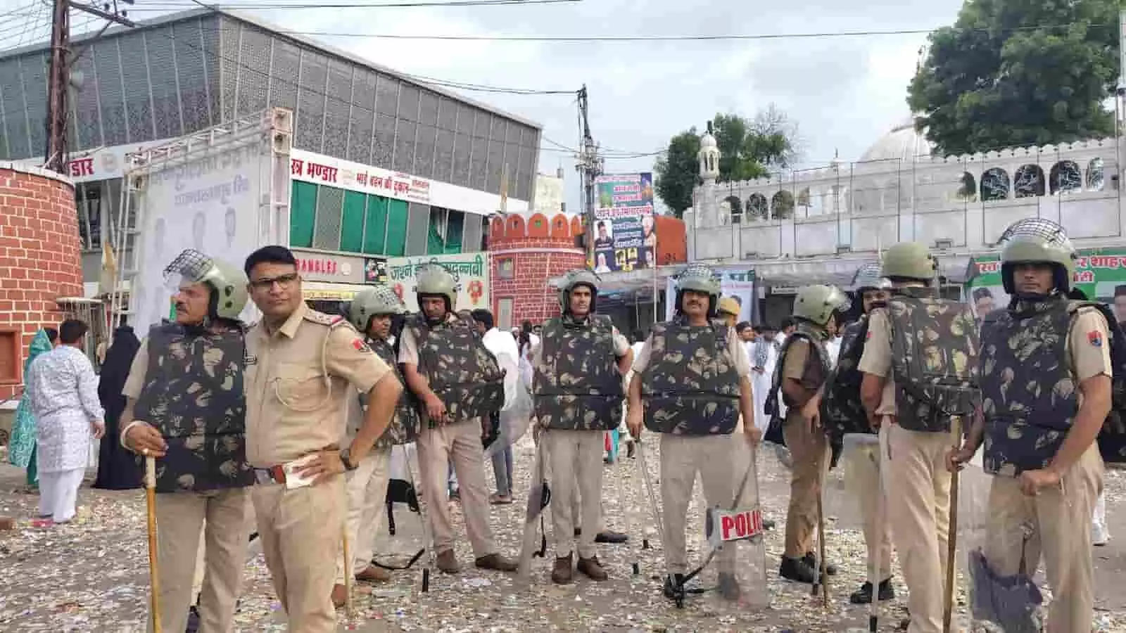 तस्वीर में पुलिसकर्मी धार्मिक परिसर के प्रवेश क्षेत्र में सुरक्षा ड्यूटी पर खड़े हैं। तस्वीर में पुलिसकर्मी धार्मिक परिसर के प्रवेश क्षेत्र में सुरक्षा ड्यूटी पर खड़े हैं।