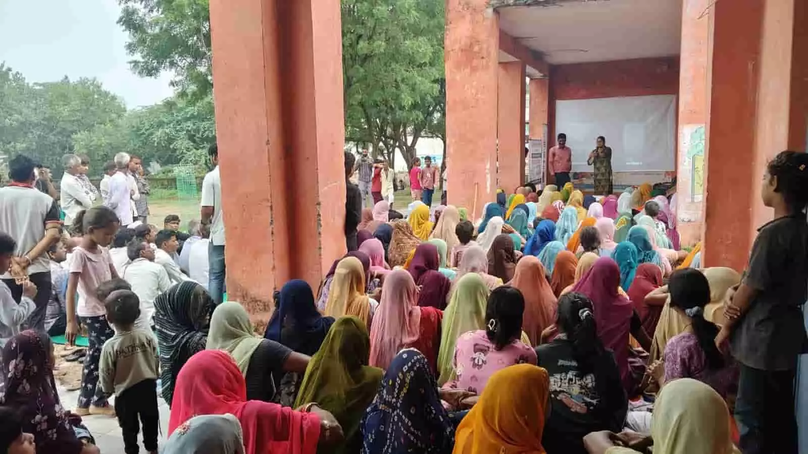 तस्वीर में महिला ग्रामीणों को संबोधित करती दिख रही हैं, कार्यक्रम स्थल पर तस्वीर में महिला ग्रामीणों को संबोधित करती दिख रही हैं, कार्यक्रम स्थल पर