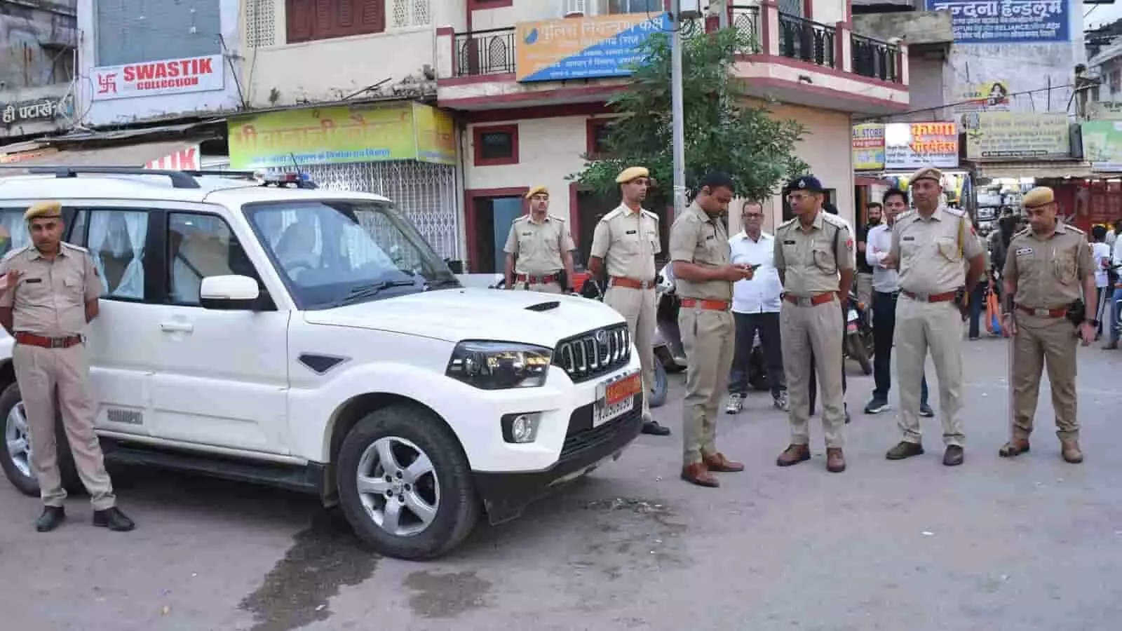 शहर में गश्त के दौरान जिला पुलिस अधीक्षक धर्मेंन्द्र सिंह पुलिस अधिकारियों के साथ शहर में गश्त के दौरान जिला पुलिस अधीक्षक धर्मेंन्द्र सिंह पुलिस अधिकारियों के साथ