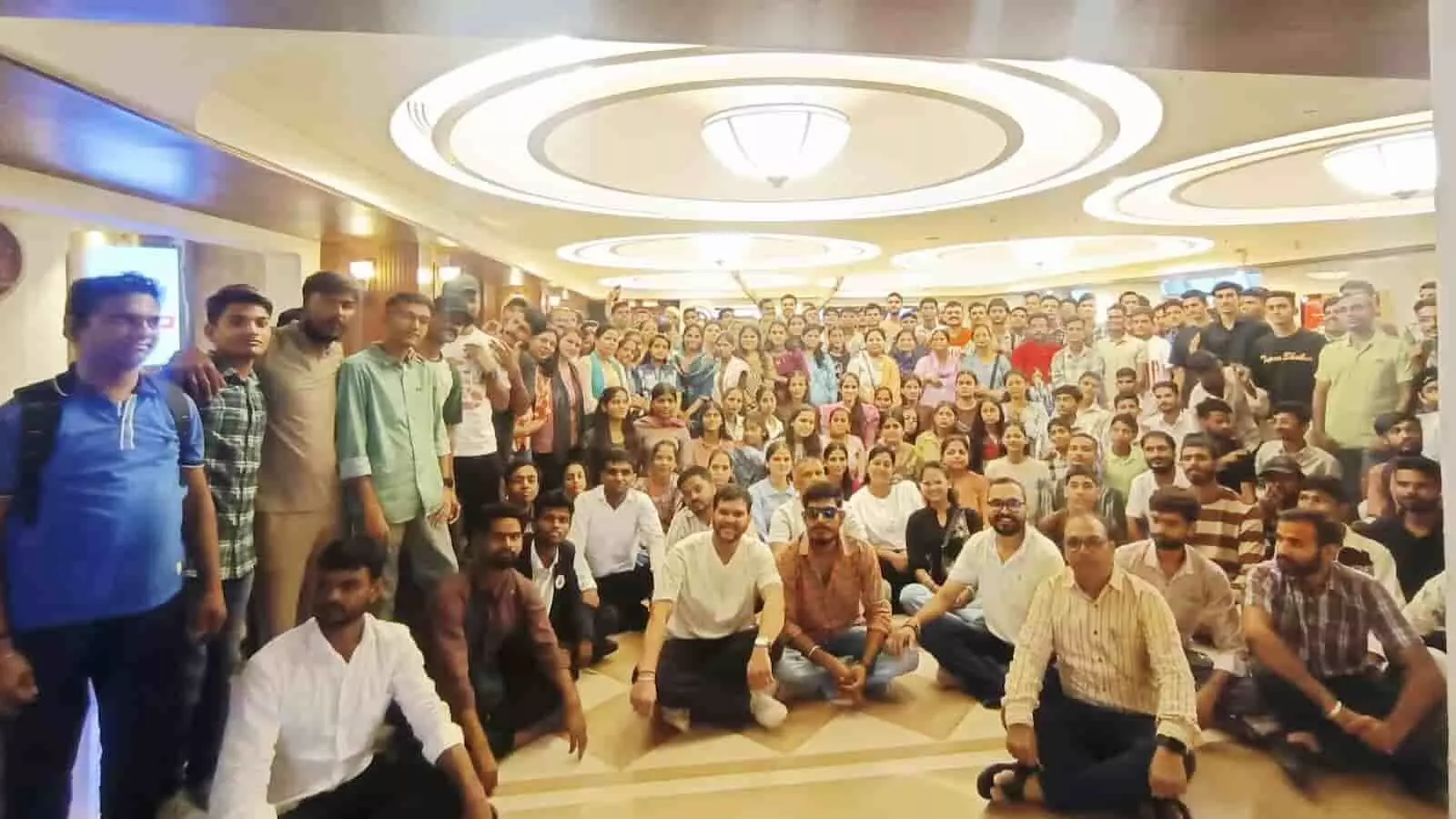 उदयपुर के मॉल में फिल्म की विशेष स्क्रीनिंग के दौरान एकत्र हुए मूक-बधिर दर्शक। उदयपुर के मॉल में फिल्म की विशेष स्क्रीनिंग के दौरान एकत्र हुए मूक-बधिर दर्शक।