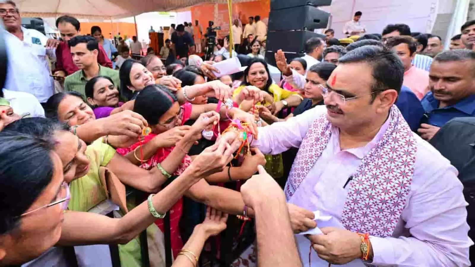तस्वीर में मुख्यमंत्री भजनलाल शर्मा सांगानेर में महिलाओं से राखी बंधवाते हुए दिखाई दे रहे हैं। तस्वीर में मुख्यमंत्री भजनलाल शर्मा सांगानेर में महिलाओं से राखी बंधवाते हुए दिखाई दे रहे हैं।