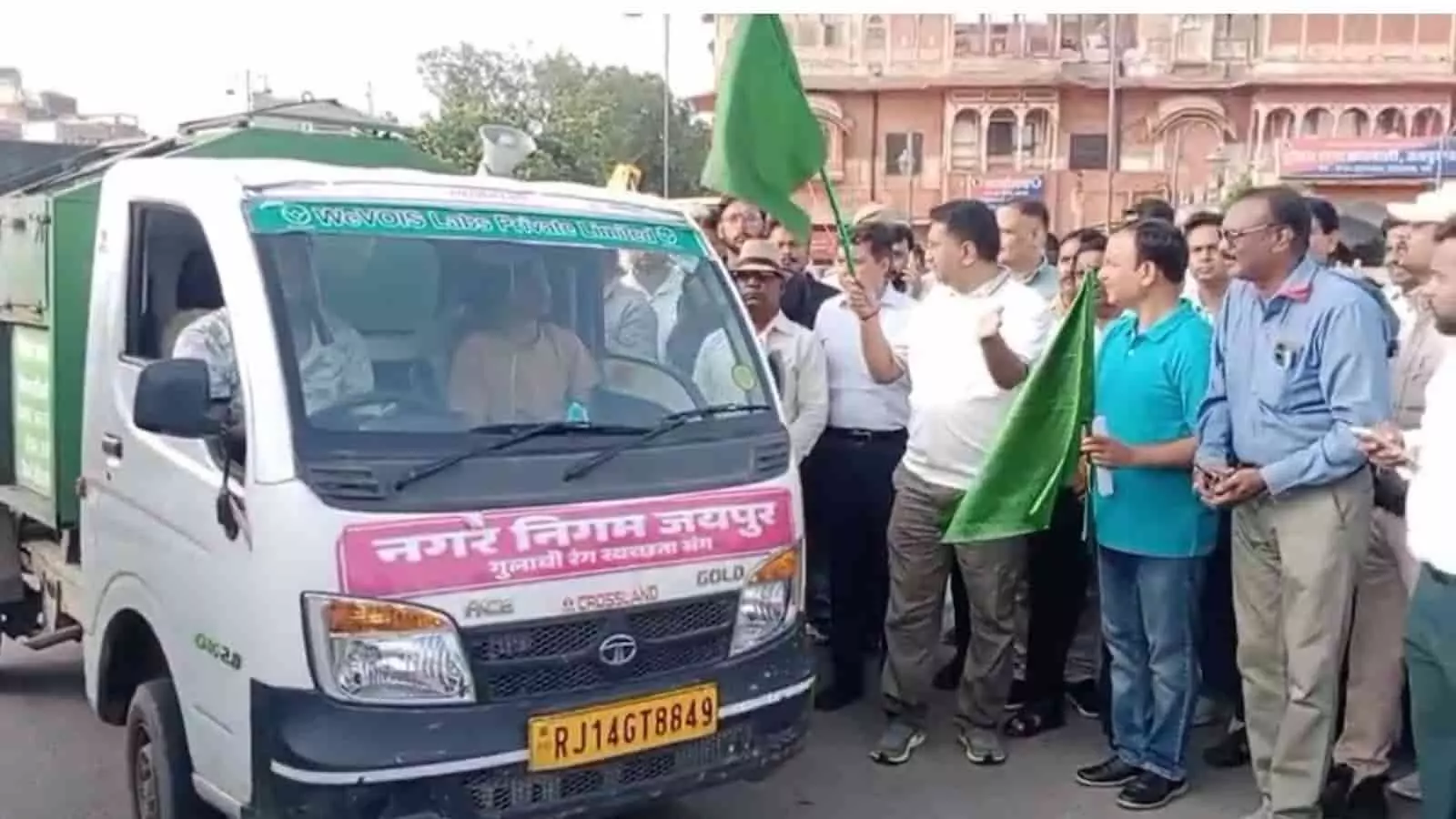 नगर निगम आयुक्त और अधिकारी जयपुर के वॉल्ड सिटी क्षेत्र में स्वच्छता अभियान के दौरान नजर आ रहे हैं। नगर निगम आयुक्त और अधिकारी जयपुर के वॉल्ड सिटी क्षेत्र में स्वच्छता अभियान के दौरान नजर आ रहे हैं।