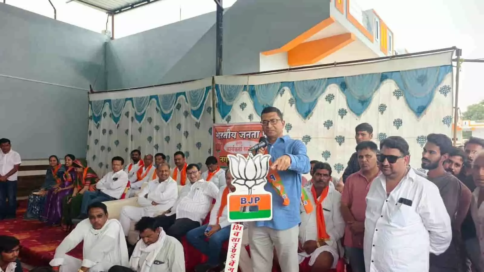 संस्कार रिजॉर्ट में आयोजित भाजपा कार्यकर्ता सम्मेलन में विधायक सुरेश धाकड़ मंच से संबोधित करते हुए दिख रहे हैं। संस्कार रिजॉर्ट में आयोजित भाजपा कार्यकर्ता सम्मेलन में विधायक सुरेश धाकड़ मंच से संबोधित करते हुए दिख रहे हैं।