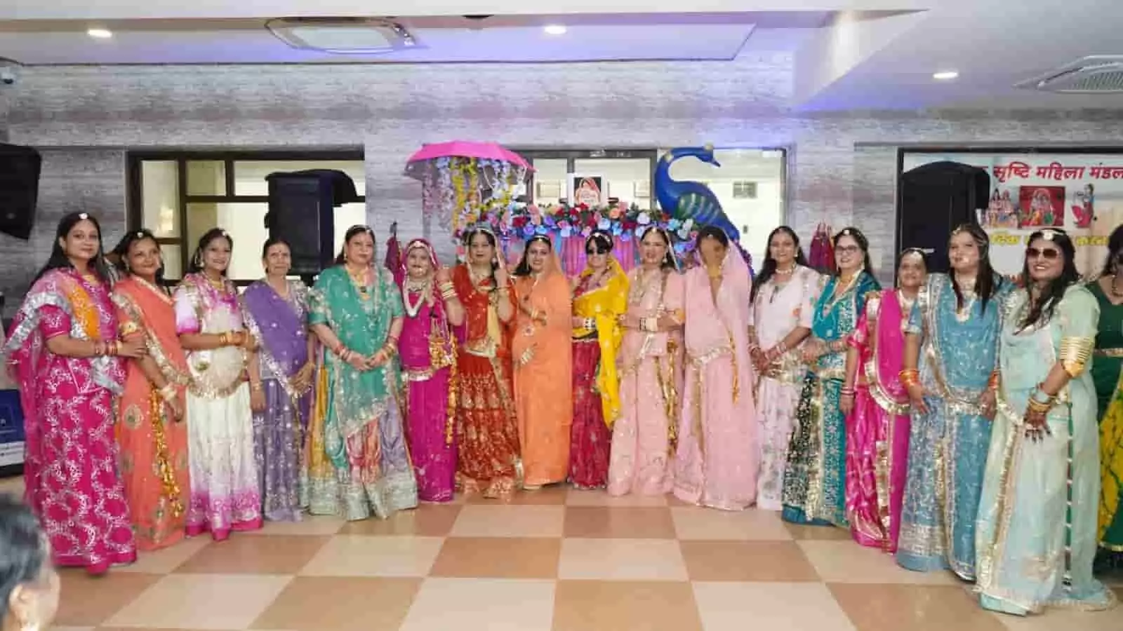 पारंपरिक राजपूताना पोशाक में सजी महिलाएं मीरा रोड के क्लब हाउस में नजर आ रही हैं। पारंपरिक राजपूताना पोशाक में सजी महिलाएं मीरा रोड के क्लब हाउस में नजर आ रही हैं।