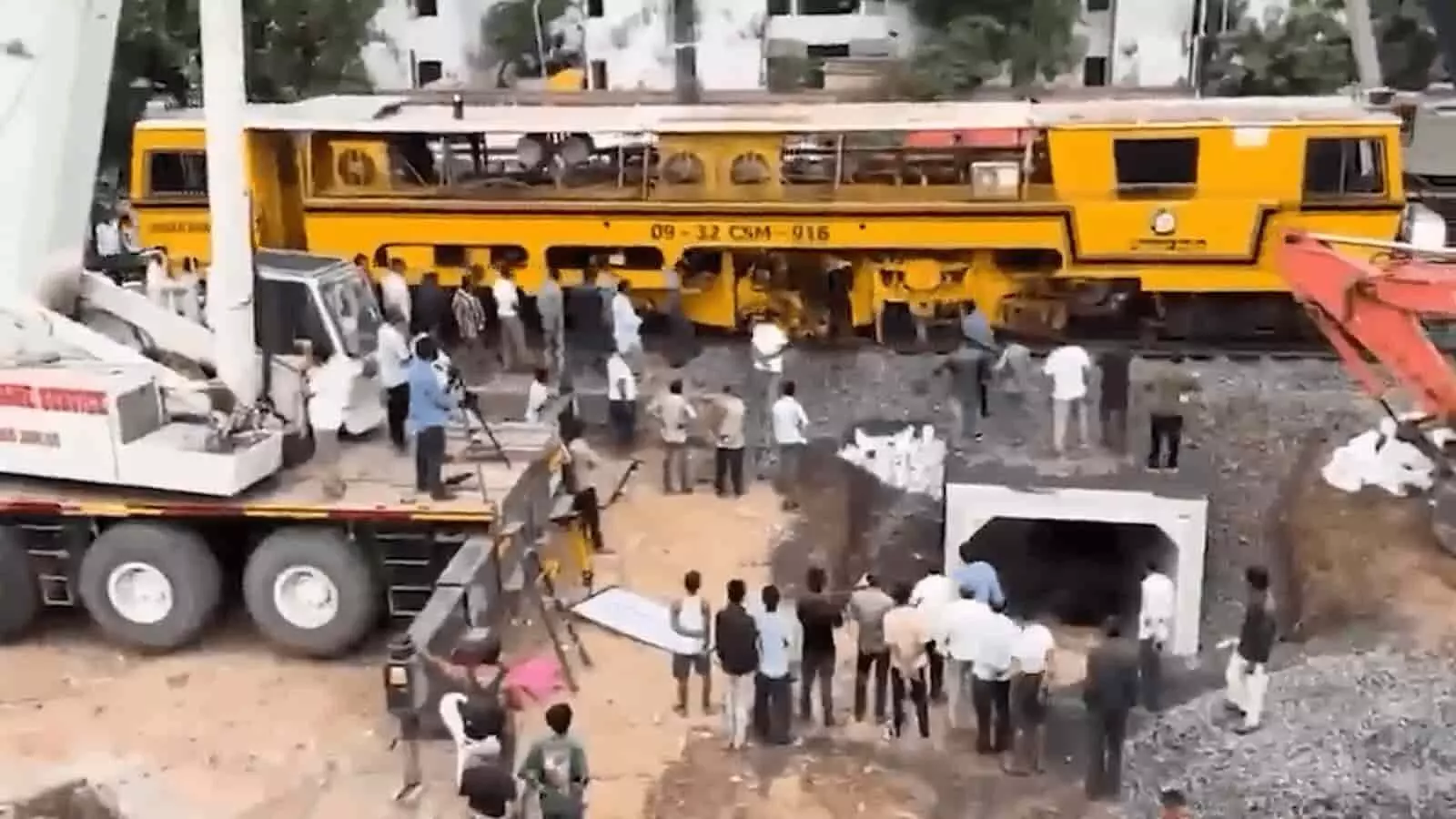 तस्वीर में वस्त्रापुर रेलवे ट्रैक पर मशीनरी और श्रमिकों द्वारा प्रीकास्ट सबवे की स्थापना का कार्य दिखाया गया है। तस्वीर में वस्त्रापुर रेलवे ट्रैक पर मशीनरी और श्रमिकों द्वारा प्रीकास्ट सबवे की स्थापना का कार्य दिखाया गया है।