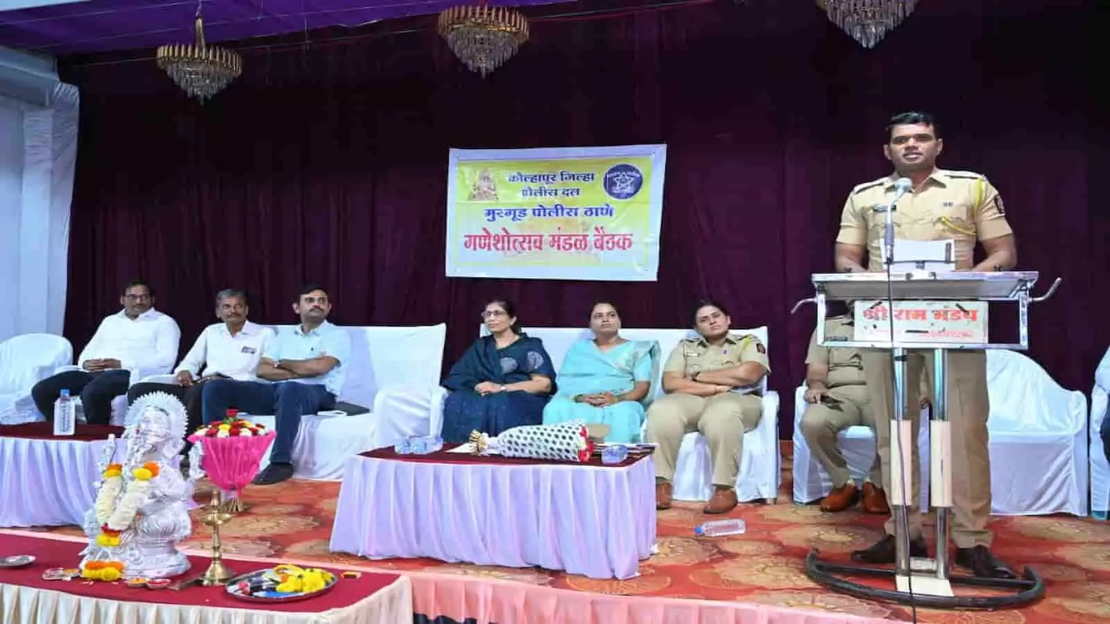 मुरगूड में आयोजित बैठक में मंच पर बैठे लोग और भाषण देते पुलिसकर्मी। मुरगूड में आयोजित बैठक में मंच पर बैठे लोग और भाषण देते पुलिसकर्मी।
