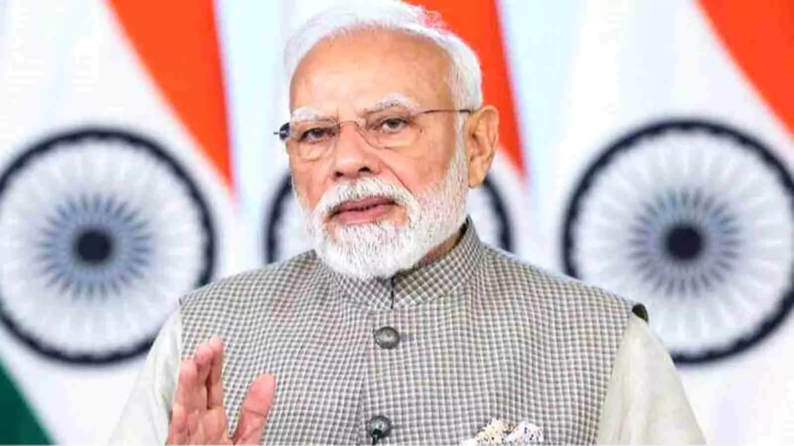 भारतीय झंडों के बैकग्राउंड में खड़े प्रधानमंत्री नरेंद्र मोदी नई दिल्ली में खेलो इंडिया संवाद के दौरान। भारतीय झंडों के बैकग्राउंड में खड़े प्रधानमंत्री नरेंद्र मोदी नई दिल्ली में खेलो इंडिया संवाद के दौरान।