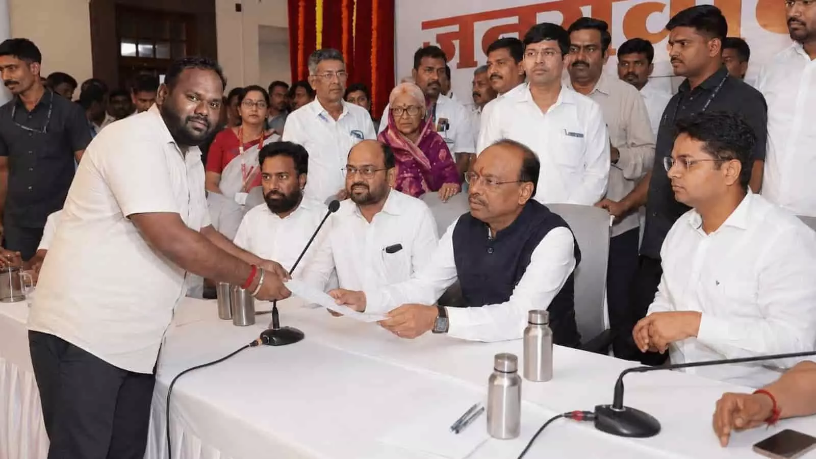तस्वीर में एक व्यक्ति मंत्री को ज्ञापन सौंपते हुए नजर आ रहा है। तस्वीर में एक व्यक्ति मंत्री को ज्ञापन सौंपते हुए नजर आ रहा है।