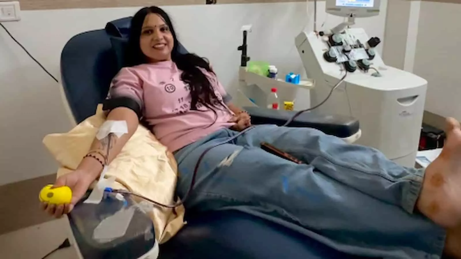 झालरापाटन के ब्लड बैंक में कुर्सी पर लेटी महिला रक्तदान कर रही है। झालरापाटन के ब्लड बैंक में कुर्सी पर लेटी महिला रक्तदान कर रही है।