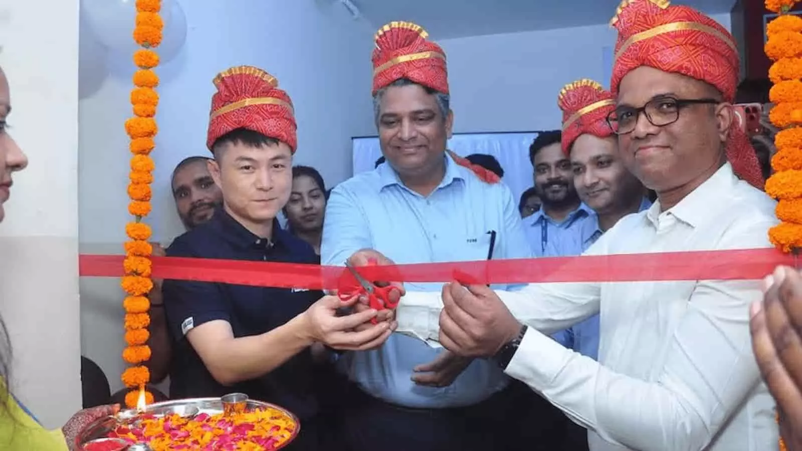 एसुस के अधिकारियों द्वारा नोएडा में नए एक्सक्लूसिव सर्विस सेंटर का उद्घाटन किया जा रहा है। एसुस के अधिकारियों द्वारा नोएडा में नए एक्सक्लूसिव सर्विस सेंटर का उद्घाटन किया जा रहा है।