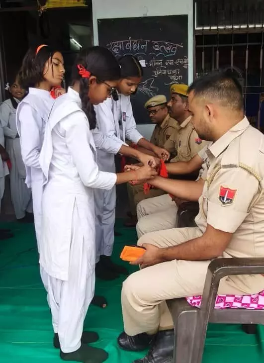 तस्वीर में कनबई संस्थान में छात्राएं पुलिसकर्मियों को रक्षासूत्र बांधती हुई दिख रही हैं। तस्वीर में कनबई संस्थान में छात्राएं पुलिसकर्मियों को रक्षासूत्र बांधती हुई दिख रही हैं।