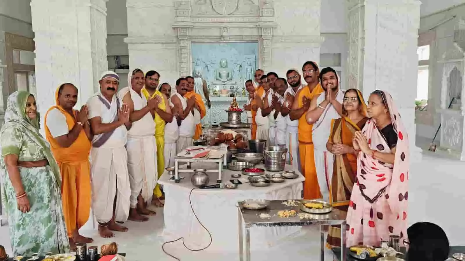 खेरवाड़ा के शांतिनाथ दिगंबर जैन मंदिर में धार्मिक अनुष्ठान के दौरान खड़े श्रद्धालु। खेरवाड़ा के शांतिनाथ दिगंबर जैन मंदिर में धार्मिक अनुष्ठान के दौरान खड़े श्रद्धालु।
