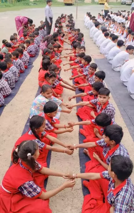 विद्या निकेतन विद्यालय खेरवाड़ा में कतार में बैठे विद्यार्थी रक्षाबंधन मनाते हुए। विद्या निकेतन विद्यालय खेरवाड़ा में कतार में बैठे विद्यार्थी रक्षाबंधन मनाते हुए।
