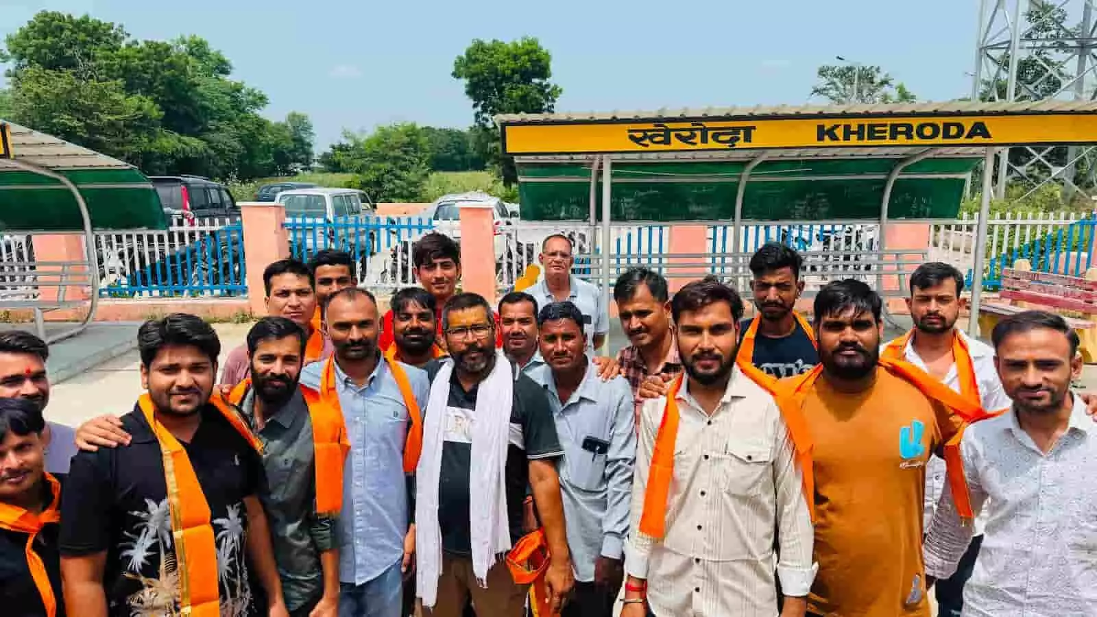 तस्वीर में कार्यकर्ता यात्रियों का पुष्पहार से स्वागत करते खेरोदा रेलवे स्टेशन पर दिख रहे हैं। तस्वीर में कार्यकर्ता यात्रियों का पुष्पहार से स्वागत करते खेरोदा रेलवे स्टेशन पर दिख रहे हैं।