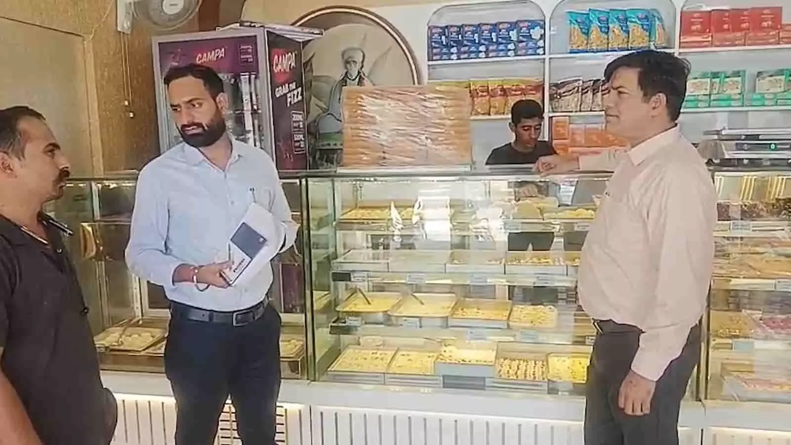 खाद्य सुरक्षा अधिकारियों द्वारा कांकरोली के एक मिठाई प्रतिष्ठान में काउंटर के पास किया जा रहा निरीक्षण। खाद्य सुरक्षा अधिकारियों द्वारा कांकरोली के एक मिठाई प्रतिष्ठान में काउंटर के पास किया जा रहा निरीक्षण।