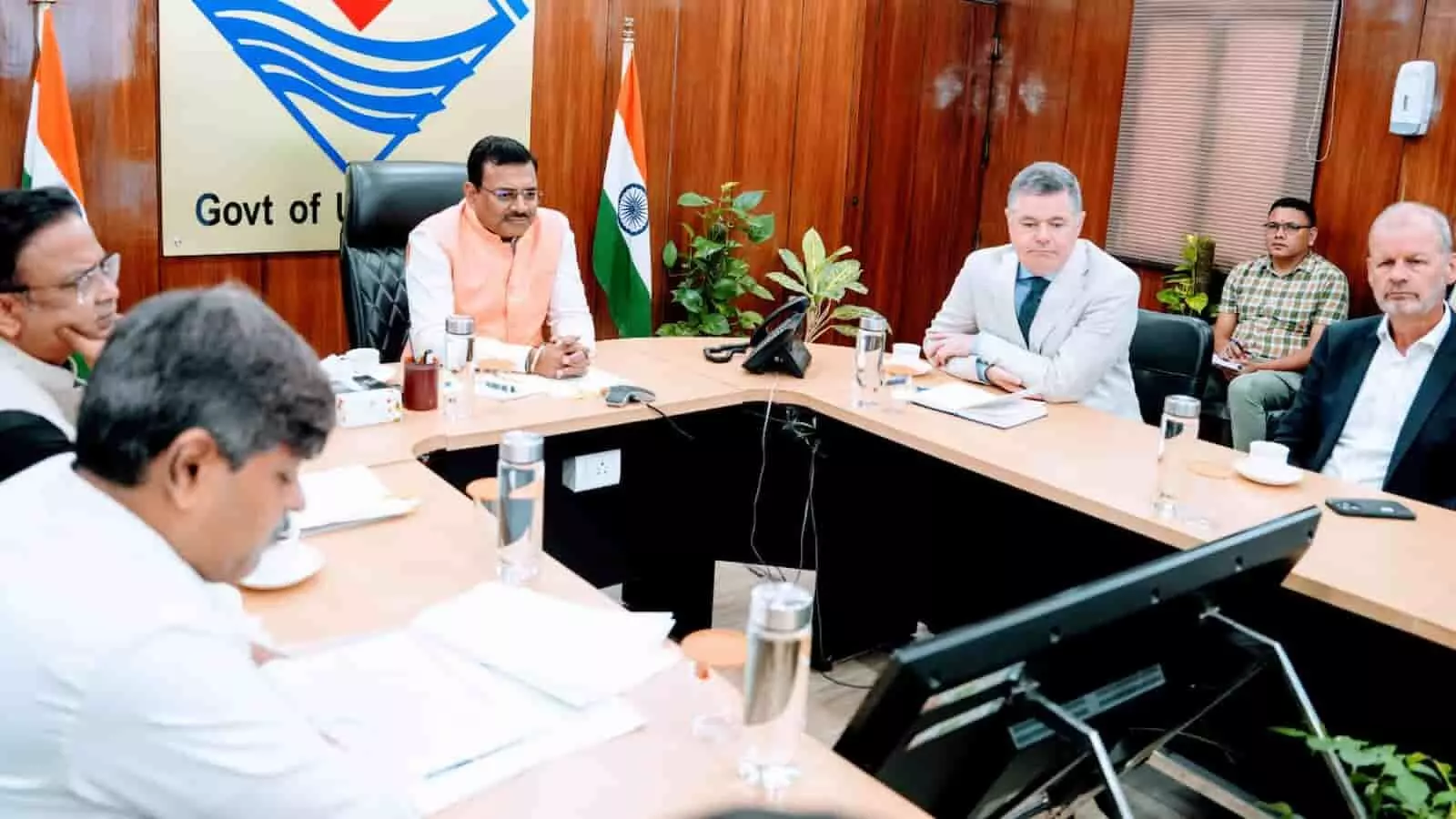 सचिवालय में अधिकारियों के साथ बैठक करते मुख्य सचिव और विश्व बैंक टीम। सचिवालय में अधिकारियों के साथ बैठक करते मुख्य सचिव और विश्व बैंक टीम।
