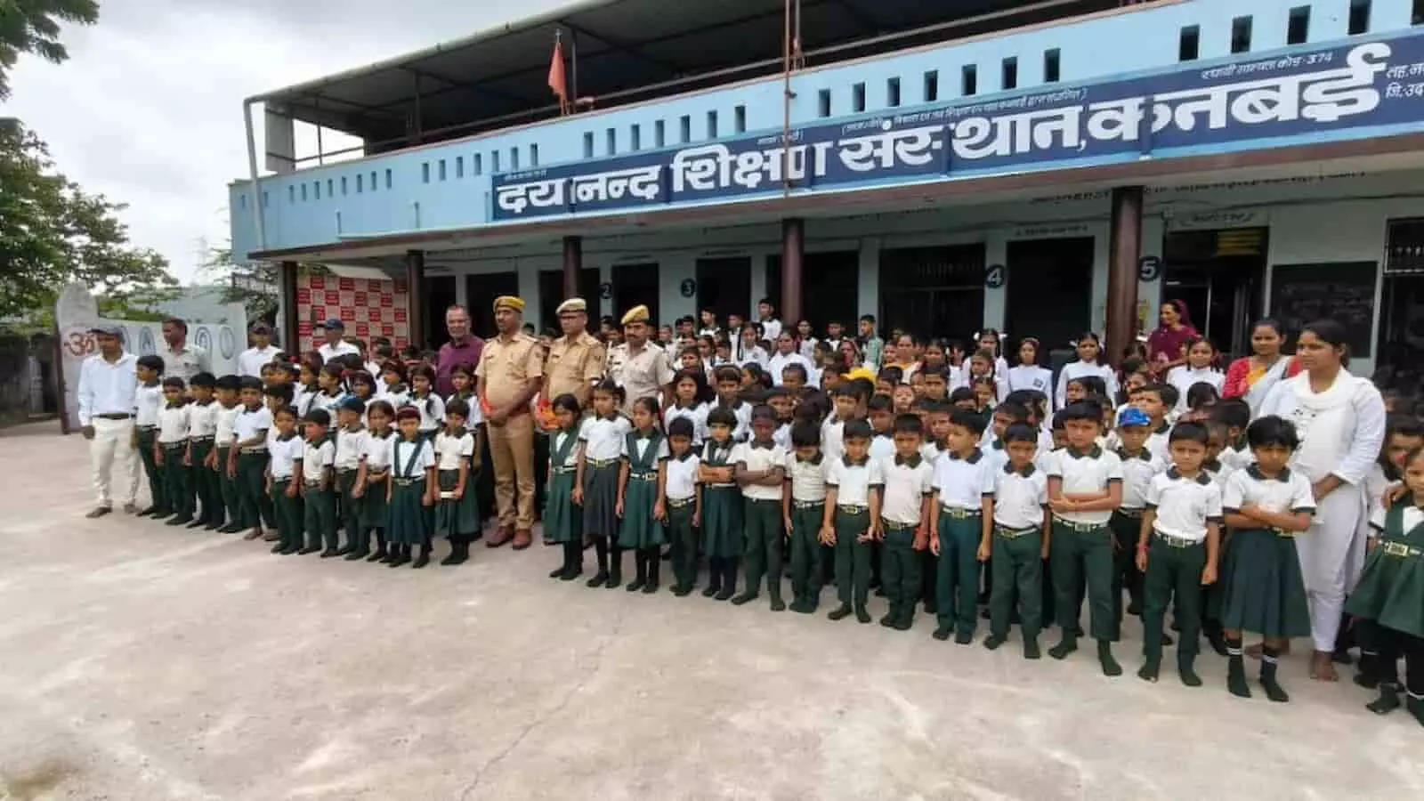 तस्वीर में दयानंद शिक्षण संस्थान कनबई के प्रांगण में छात्र और पुलिसकर्मी खड़े दिखाई दे रहे हैं। तस्वीर में दयानंद शिक्षण संस्थान कनबई के प्रांगण में छात्र और पुलिसकर्मी खड़े दिखाई दे रहे हैं।