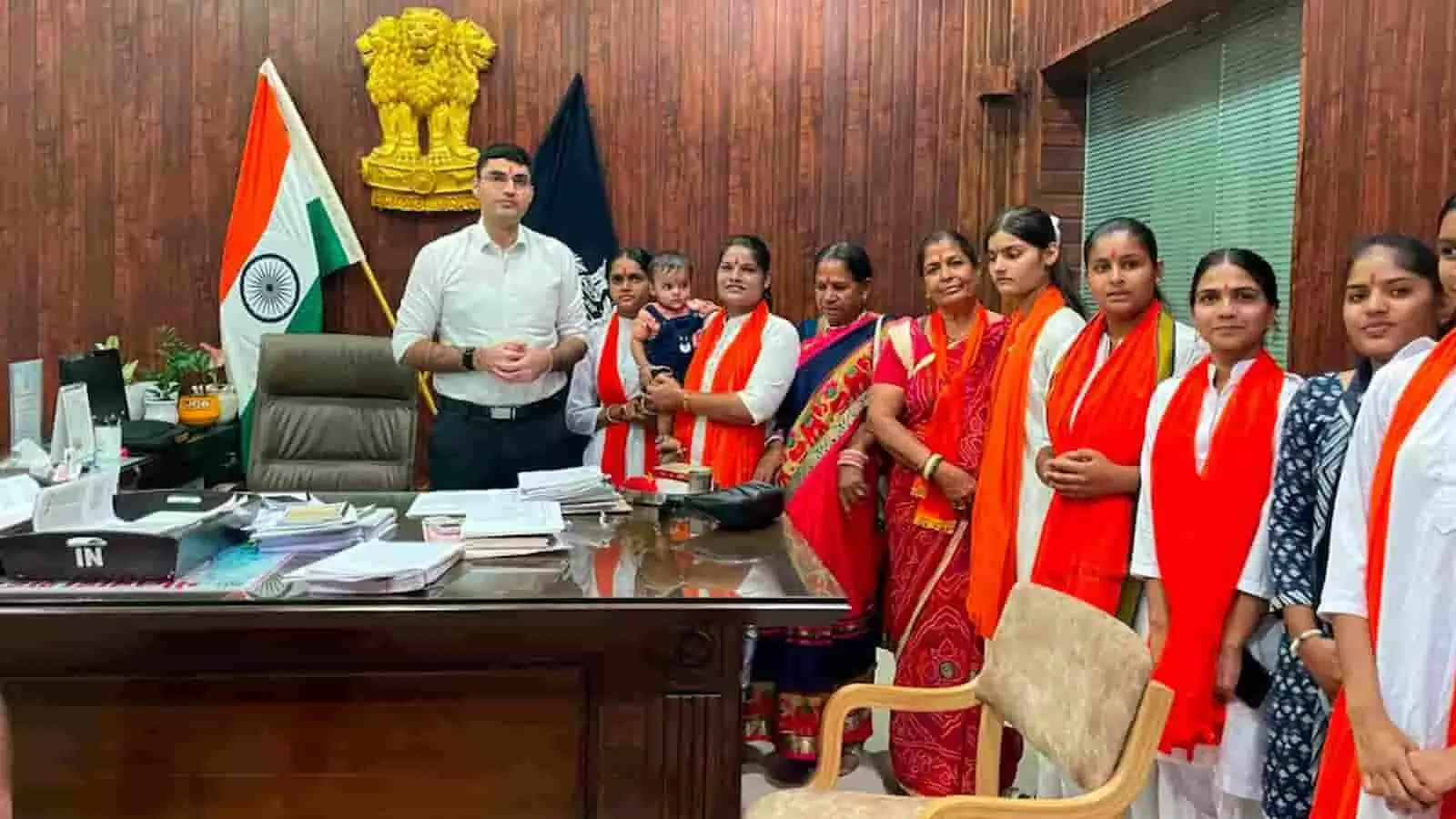 भीलवाड़ा कार्यालय में प्रशासनिक अधिकारी और मातृशक्ति दुर्गावाहिनी की सदस्य रक्षाबंधन के अवसर पर। भीलवाड़ा कार्यालय में प्रशासनिक अधिकारी और मातृशक्ति दुर्गावाहिनी की सदस्य रक्षाबंधन के अवसर पर।