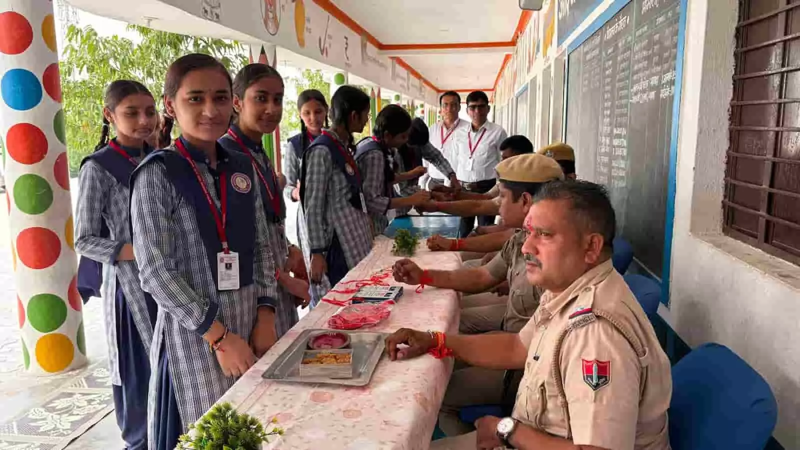 तस्वीर में विद्यालय की छात्राएं पुलिसकर्मियों को राखी बांधती हुई दिखाई दे रही हैं। तस्वीर में विद्यालय की छात्राएं पुलिसकर्मियों को राखी बांधती हुई दिखाई दे रही हैं।