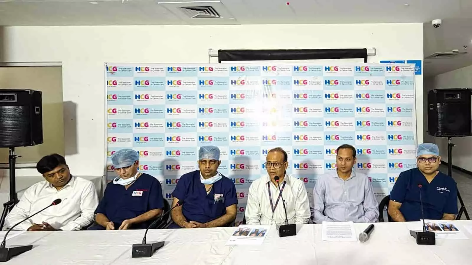 एचसीजी हॉस्पिटल जयपुर में प्रेस कॉन्फ्रेंस के दौरान बैठे हुए डॉक्टर और मेडिकल टीम। एचसीजी हॉस्पिटल जयपुर में प्रेस कॉन्फ्रेंस के दौरान बैठे हुए डॉक्टर और मेडिकल टीम।