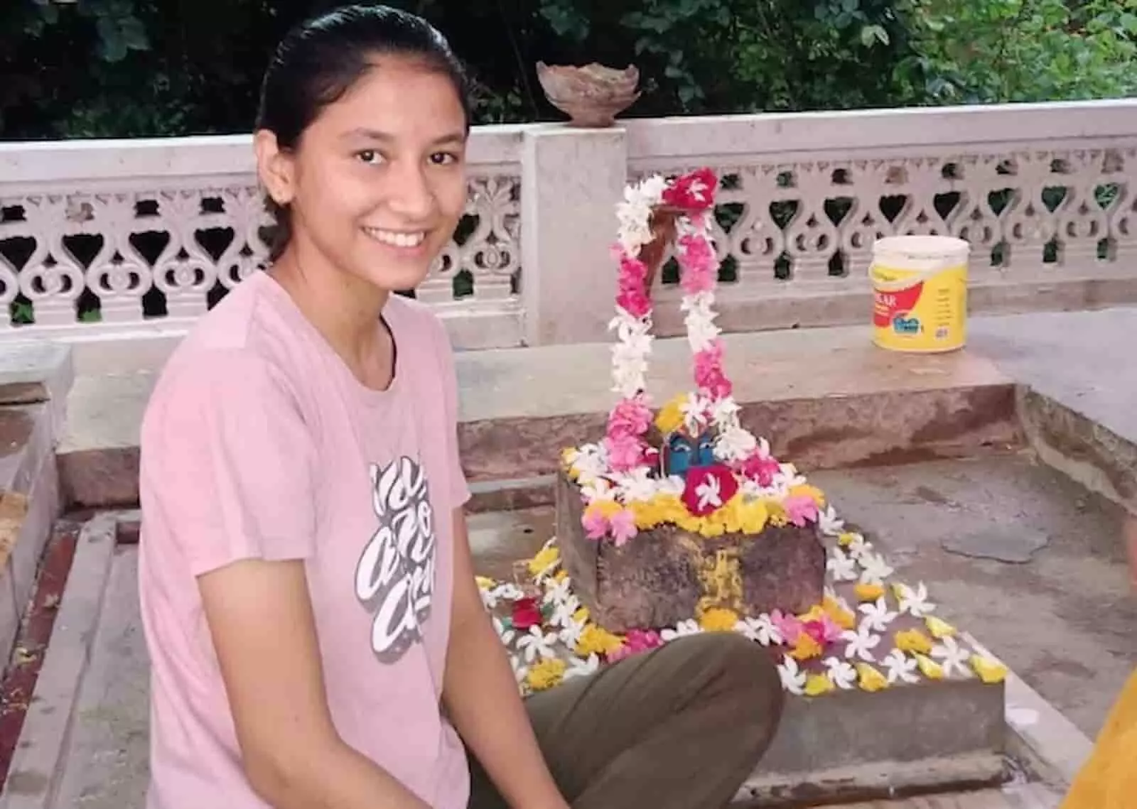 तस्वीर में किशोरी जया चौबीसा उमा देवरी शिवालय में सजी शिव पंचायत के पास बैठी हैं। तस्वीर में किशोरी जया चौबीसा उमा देवरी शिवालय में सजी शिव पंचायत के पास बैठी हैं।