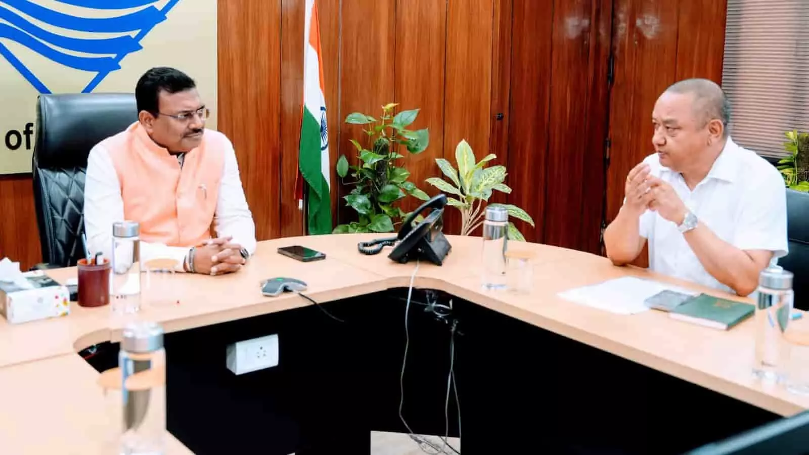 तस्वीर में अधिकारी एक बैठक कक्ष में विंटर टूरिज्म की समीक्षा करते हुए दिख रहे हैं। तस्वीर में अधिकारी एक बैठक कक्ष में विंटर टूरिज्म की समीक्षा करते हुए दिख रहे हैं।
