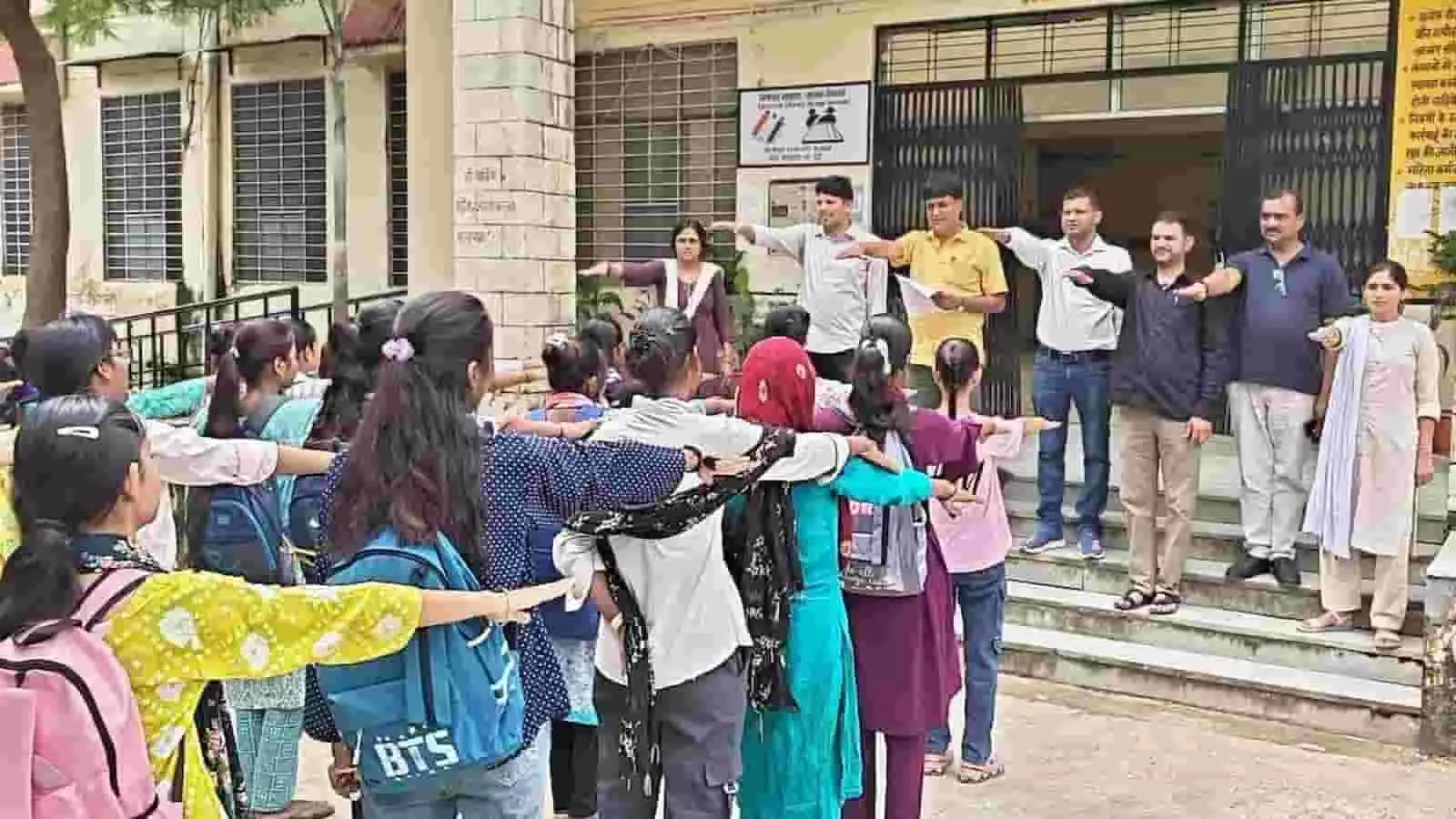 तस्वीर में महाविद्यालय परिसर में छात्र-छात्राएं और स्टाफ सदस्य मतदाता जागरूकता की शपथ लेते दिख रहे हैं। तस्वीर में महाविद्यालय परिसर में छात्र-छात्राएं और स्टाफ सदस्य मतदाता जागरूकता की शपथ लेते दिख रहे हैं।