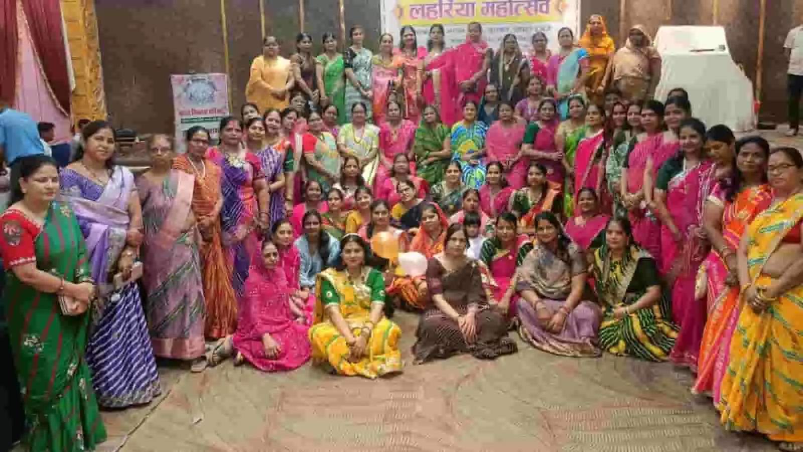 लहरिया महोत्सव के दौरान पारंपरिक वेशभूषा में समूह में खड़ी महिलाएं और अन्य सदस्य गंगापुर सिटी में। लहरिया महोत्सव के दौरान पारंपरिक वेशभूषा में समूह में खड़ी महिलाएं और अन्य सदस्य गंगापुर सिटी में।
