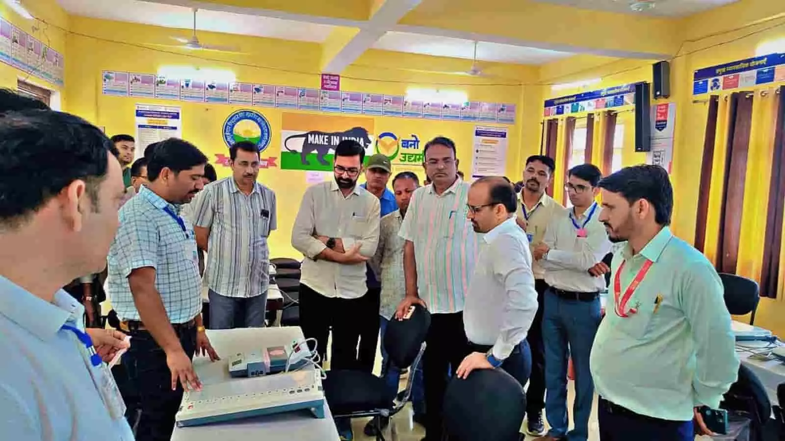 प्रशिक्षण कक्ष में ईवीएम संचालन की प्रक्रिया का निरीक्षण करते जिला निर्वाचन अधिकारी और अधिकारी। प्रशिक्षण कक्ष में ईवीएम संचालन की प्रक्रिया का निरीक्षण करते जिला निर्वाचन अधिकारी और अधिकारी।
