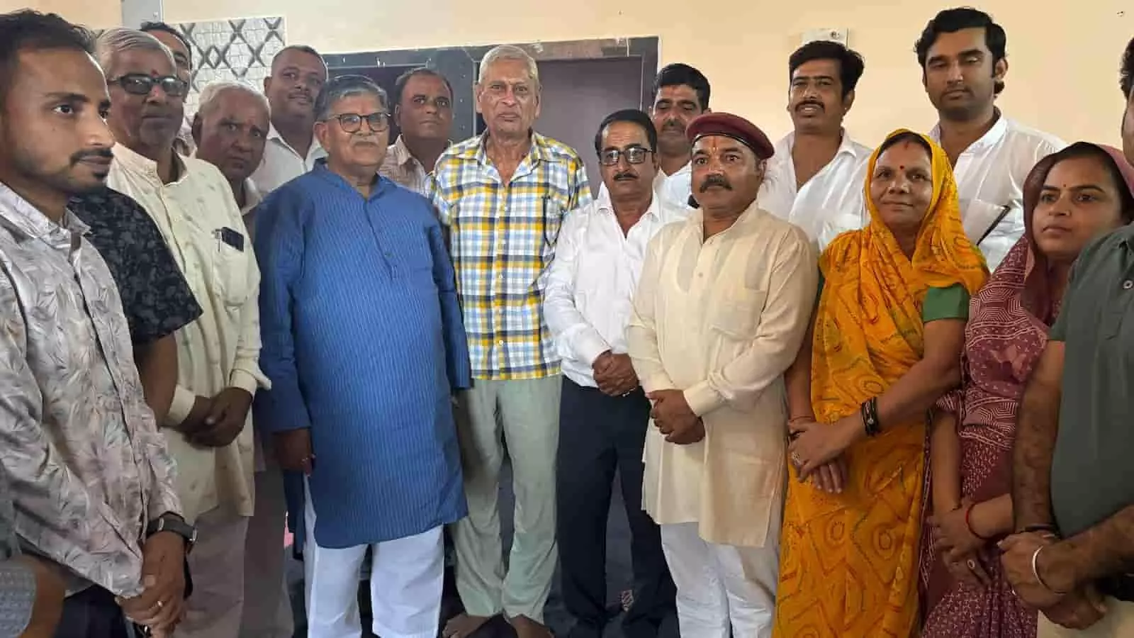 तस्वीर में राज्यपाल गुलाबचंद कटारिया उदयपुर में नीलम राजपुरोहित के निवास पर लोगों के साथ खड़े हैं। तस्वीर में राज्यपाल गुलाबचंद कटारिया उदयपुर में नीलम राजपुरोहित के निवास पर लोगों के साथ खड़े हैं।