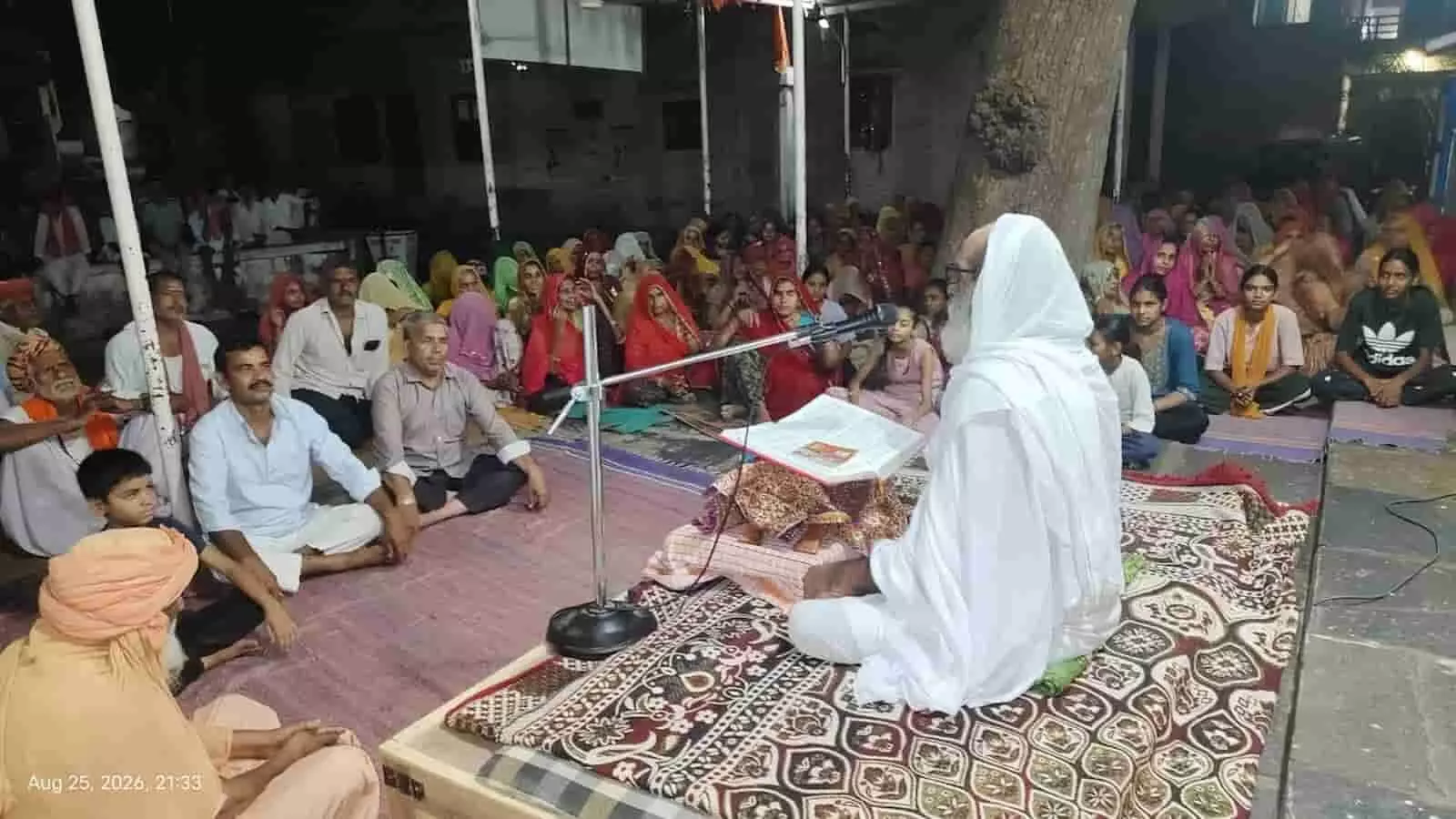 तस्वीर में कानोड़ के मंदिर में श्रीराम कथा सुनाते कथावाचक और बैठे श्रद्धालु दिख रहे हैं। तस्वीर में कानोड़ के मंदिर में श्रीराम कथा सुनाते कथावाचक और बैठे श्रद्धालु दिख रहे हैं।
