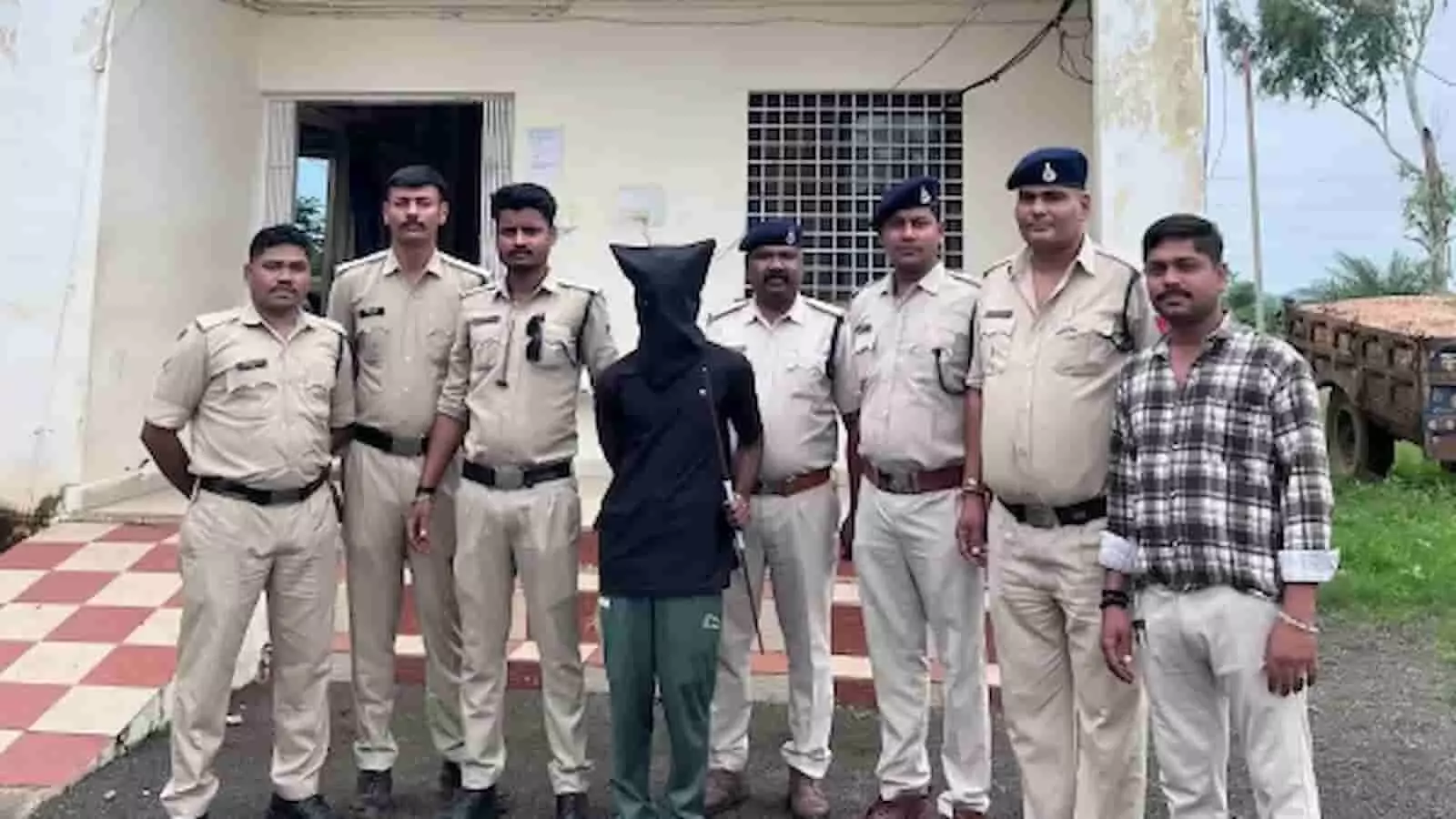 तस्वीर में उमरिया पुलिस स्टेशन के बाहर खड़े पुलिसकर्मी और आरोपी नजर आ रहे हैं। तस्वीर में उमरिया पुलिस स्टेशन के बाहर खड़े पुलिसकर्मी और आरोपी नजर आ रहे हैं।