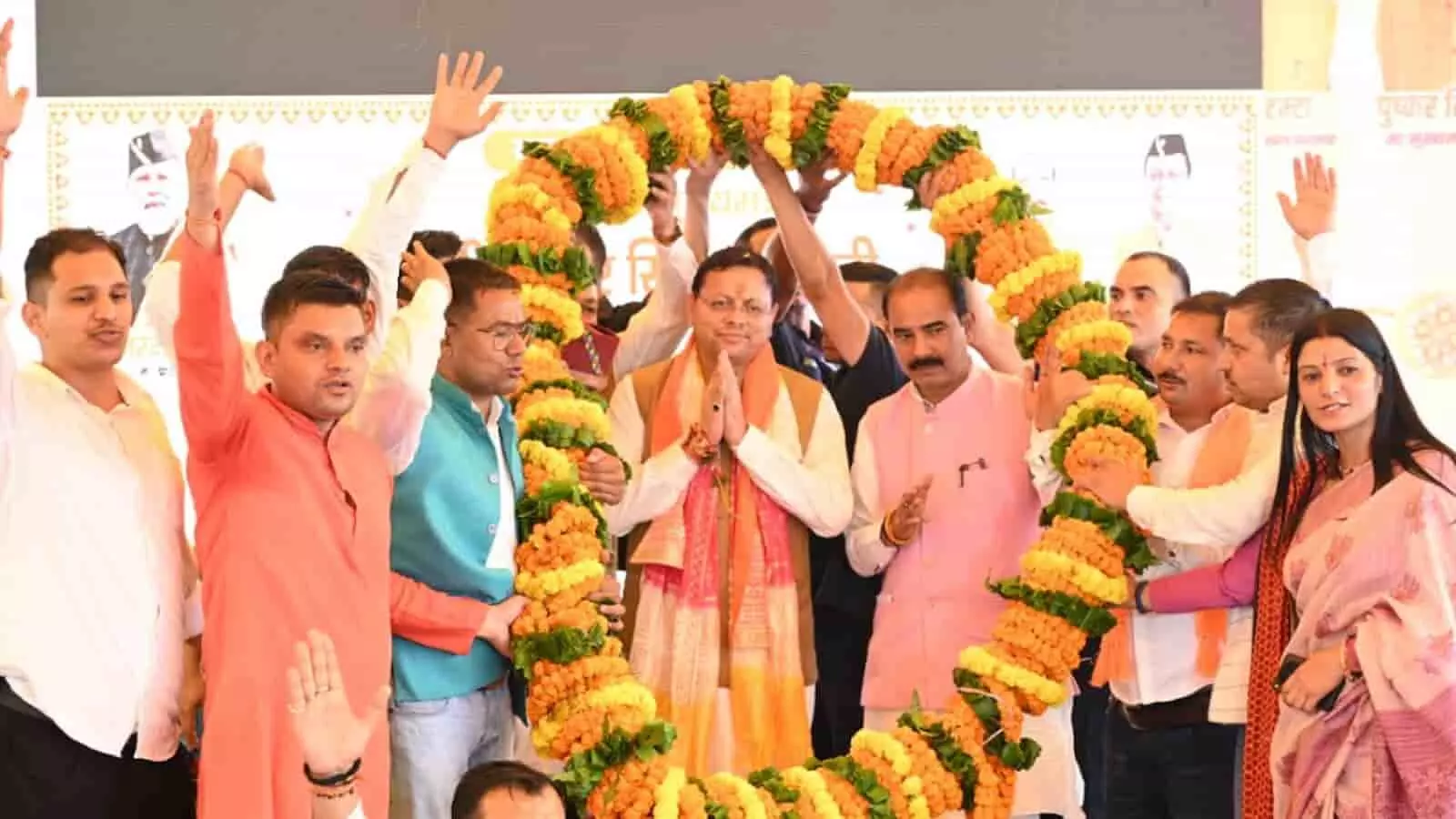 मुख्यमंत्री पुष्कर सिंह धामी चम्पावत में रक्षाबंधन उत्सव के दौरान फूलों की विशाल माला के साथ खड़े हैं। मुख्यमंत्री पुष्कर सिंह धामी चम्पावत में रक्षाबंधन उत्सव के दौरान फूलों की विशाल माला के साथ खड़े हैं।